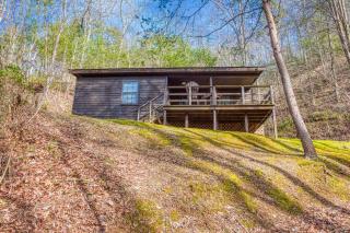 Bear Den, Hot Tub, Cozy Cabin Retreat in the Smokies Comfort & Fun for All - 5