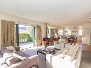 Modern Lake Haven - Wanaka Holiday Home - Wanaka - 6