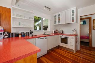 North Cole Cottage - Hatepe Lake Front Home - Waitahanui - 4