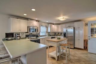 Chincoteague Charm Escape with Bikes and Yard Games! - Deep Hole - 9