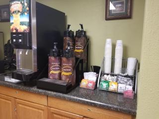Super 8 by Wyndham Bismarck - 1