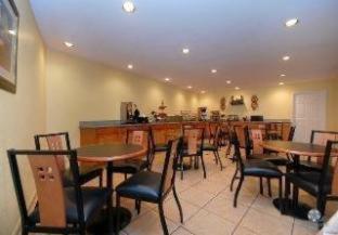 Xecutive Inn and Suites - Center - 8