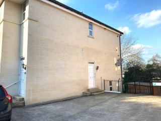 Spacious 2 Bed Apartment With Off Street Parking - 1