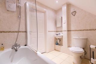 2 Bedroom Penthouse, Clockhouse, Hoddessdon - Hoddesdon - 4