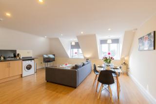 2 Bedroom Penthouse, Clockhouse, Hoddessdon - Hoddesdon - 3