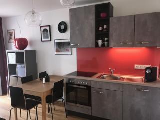 Red Flower Apartment with Pool - 5 min to Lake - Wenen - 5