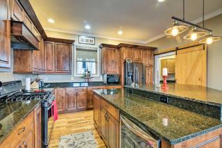 The Barn House Caldwell Mtn Retreat with Hot Tub! - Caldwell - 5