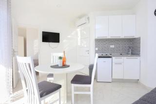 Family-friendly apartments with swimming pool Zivogosce - Porat, Makarska - 18150 - 1