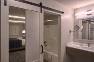 Fredericksburg Inn and Suites - Fredericksburg - 1