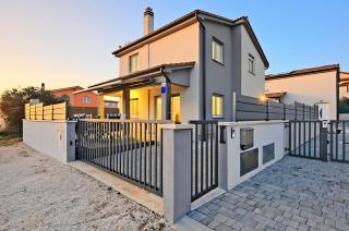 Casa Tara Three-Bedroom Holiday Home - Pula - 1
