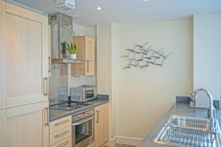 Beach on the doorstep Meridian Tower Marina Swansea - Swansea - 9