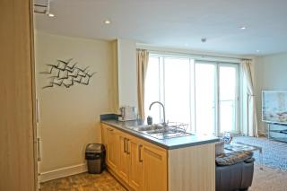 Soak up the Light at a Soothing, Stylish Apartment in Swansea Marina - Swansea - 7