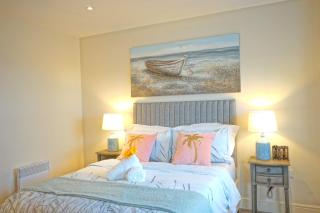 Soak up the Light at a Soothing, Stylish Apartment in Swansea Marina - 3