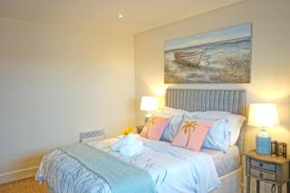 Soak up the Light at a Soothing, Stylish Apartment in Swansea Marina - 1