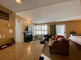 Quiet Hillside Studio - Wifi, Pool, Close to The Village - 4