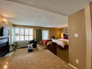 Quiet Hillside Studio - Wifi, Pool, Close to The Village - 3