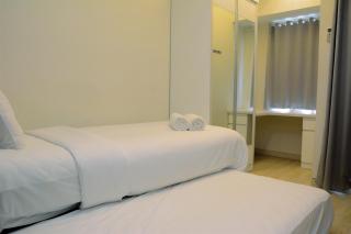 Modern and Full Parquette Studio Springlake Summarecon Bekasi Apartment By Travelio - Bekasi - 6