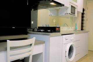 Modern and Full Parquette Studio Springlake Summarecon Bekasi Apartment By Travelio - Bekasi - 3