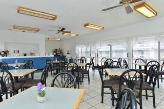 Travelodge by Wyndham Mackinaw City - 4