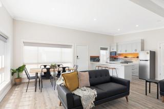Luxury Apartments and Motel Rooms - Free Wifi - Close To Beach - Carpenter Rocks - 0