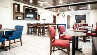 Holiday Inn Express Hotel & Suites Sedalia by IHG - 4