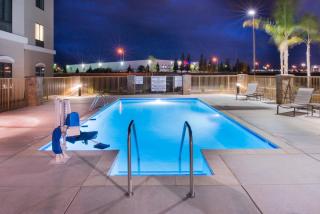 Holiday Inn Express & Suites Bakersfield Airport by IHG - Bakersfield - 2