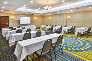 Holiday Inn Express Hotel & Suites - Belleville Area by IHG - 1