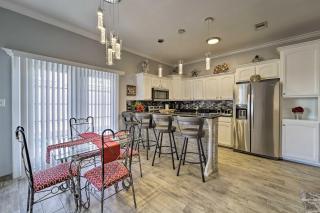 Island Retreat with Pool Access - 1 Block to Beach! - South Padre Island - 3