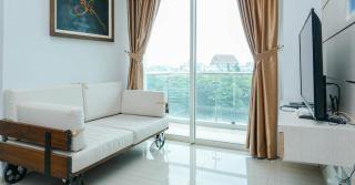 Minimalist and Comfy 1BR CitraLake Suites Apartment By Travelio - 4