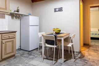 Sunny Summer Retreat - Perfect Location & BBQ - 2