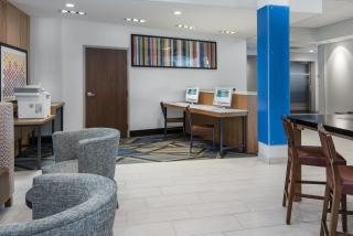 Holiday Inn Express & Suites Bryan - College Station by IHG - Bryan - 4