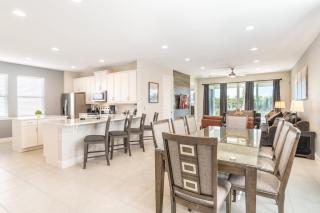 Captivating Home With Private Pool And Media Room Near Disney With Waterpark Resort Access At Encore Resort - 7481Mr - Kissimmee - 3