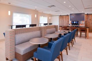 Holiday Inn Express & Suites - Omaha - 120th and Maple by IHG - Omaha - 1