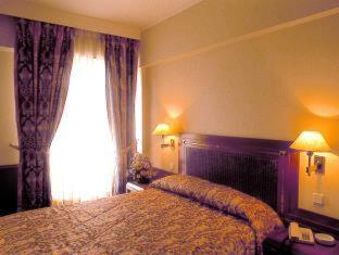 Savoy Hotel - Piraeus - 8