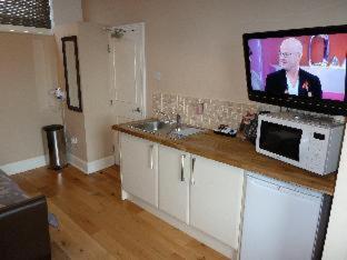 Central Studios Gloucester Road by RoomsBooked - Free Parking - Cheltenham - 7