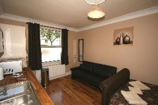 Central Studios Gloucester Road by RoomsBooked - Free Parking - Cheltenham - 5