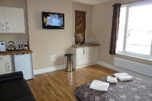 Central Studios Gloucester Road by RoomsBooked - Free Parking - Cheltenham - 4