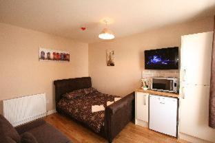 Central Studios Gloucester Road by RoomsBooked - Free Parking - Cheltenham - 2