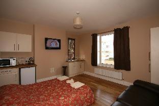 Central Studios Gloucester Road by RoomsBooked - Free Parking - Cheltenham - 1