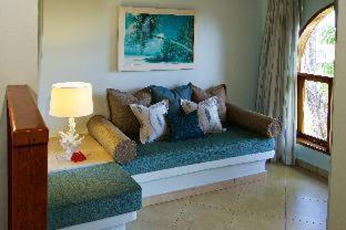 Coco de Mer Hotel and Black Parrot Suites - 3