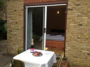 The Crystal Lodge Hotel - Croydon - 8