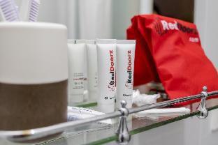 RedDoorz Plus near Living Plaza Jababeka - Bekasi - 9