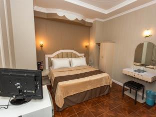 Urban Travellers Hotel - 8