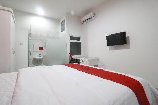 RedDoorz Plus near Living Plaza Jababeka - Bekasi - 5