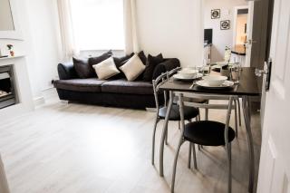 4 Bedroom House- Close to City Centre- Ideal for Contractors- Free Parking- Sleeps 8 - 4