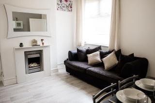 4 Bedroom House- Close to City Centre- Ideal for Contractors- Free Parking- Sleeps 8 - 2
