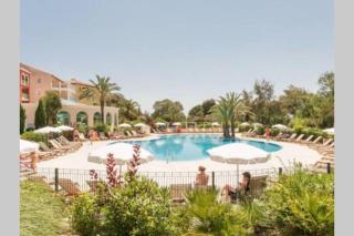 Appartement de standing face à la baie de St-Tropez, vue mer, jardin et piscine. - 9
