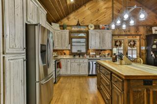 EAGLES CREST - Long Range Layered Mountain Views in peaceful neighborhood! - Mineral Bluff - 2