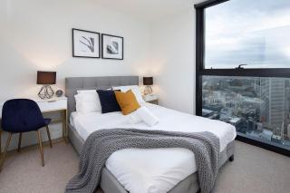 EQ Tower Modern Apartments Melbourne Central CBD - Melbourne - 1