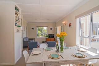 Sun Seeker Bach - Ferry Landing Holiday Home - Cooks Beach - 6